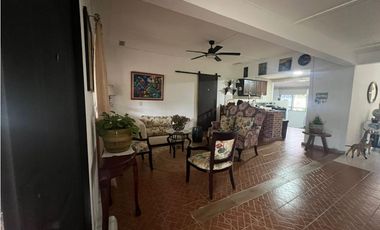 Venta de casa con piscina, Playa Gorgona, Chame