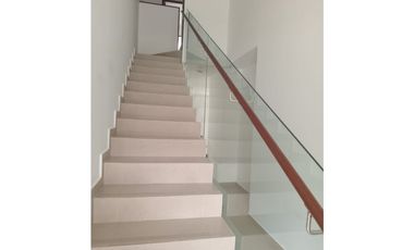 ALQUILER DE CASA EN BRISAS DEL GOLF - PH LIRIOS - LINEA BLANCA