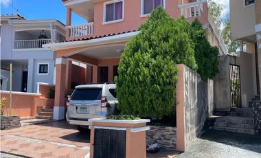 Casa con Pizcina Venta altos de panama