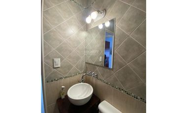 EXCELENTE DEPARTAMENTO DE 2 AMBIENTES CON ESTACIONAMIENTO CUBIERTO