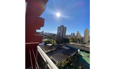 EXCELENTE DEPARTAMENTO DE 2 AMBIENTES CON ESTACIONAMIENTO CUBIERTO