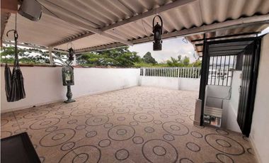 VENDO CASA CON GARAJE