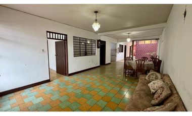 Casa bifamiliar de tres pisos con terraza en venta - El Recreo Palmira