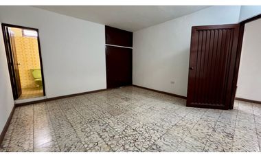 Casa bifamiliar de tres pisos con terraza en venta - El Recreo Palmira