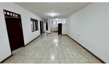 Casa bifamiliar de tres pisos con terraza en venta - El Recreo Palmira