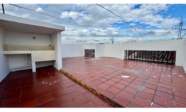 Casa bifamiliar de tres pisos con terraza en venta - El Recreo Palmira