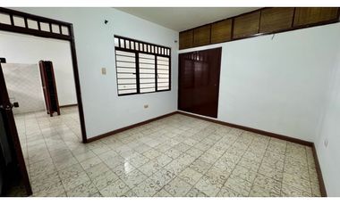 Casa bifamiliar de tres pisos con terraza en venta - El Recreo Palmira