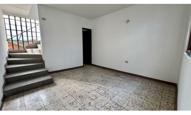 Casa bifamiliar de tres pisos con terraza en venta - El Recreo Palmira