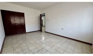 Casa bifamiliar de tres pisos con terraza en venta - El Recreo Palmira