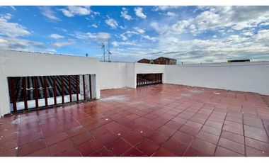 Casa bifamiliar de tres pisos con terraza en venta - El Recreo Palmira