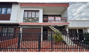 Casa bifamiliar de tres pisos con terraza en venta - El Recreo Palmira