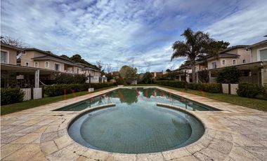 DE LAS HESPÉRIDES 1693 - TRIPLEX A LA VENTA EN PINAMAR