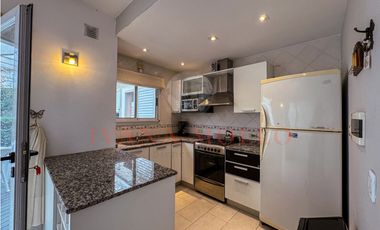 DE LAS HESPÉRIDES 1693 - TRIPLEX A LA VENTA EN PINAMAR