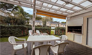 DE LAS HESPÉRIDES 1693 - TRIPLEX A LA VENTA EN PINAMAR