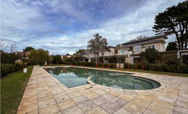 DE LAS HESPÉRIDES 1693 - TRIPLEX A LA VENTA EN PINAMAR