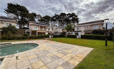 DE LAS HESPÉRIDES 1693 - TRIPLEX A LA VENTA EN PINAMAR