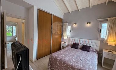 DE LAS HESPÉRIDES 1693 - TRIPLEX A LA VENTA EN PINAMAR