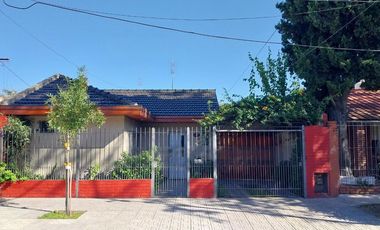 VENTA DE CASA CON PARQUE MAS DEPARTAMENTO EN LANUS
