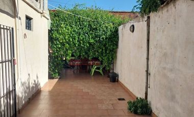 VENTA DE CASA CON PARQUE MAS DEPARTAMENTO EN LANUS