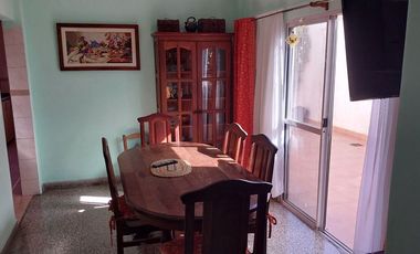 VENTA DE CASA CON PARQUE MAS DEPARTAMENTO EN LANUS