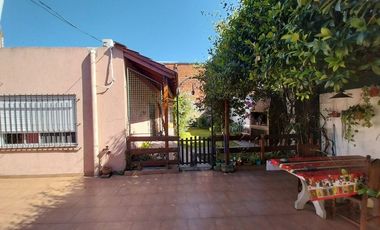 VENTA DE CASA CON PARQUE MAS DEPARTAMENTO EN LANUS