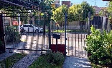 VENTA DE CASA CON PARQUE MAS DEPARTAMENTO EN LANUS