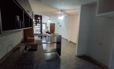 P.H. tipo dúplex al frente 2 ambientes con patio.