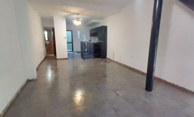 P.H. tipo dúplex al frente 2 ambientes con patio.