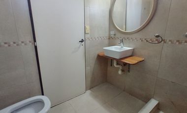 P.H. tipo dúplex al frente 2 ambientes con patio.