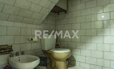 CASA  Y SALÓN COMERCIAL EN VENTA