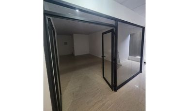Local Comercial en interior de Strip Center!!