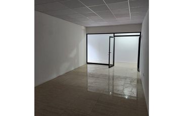 Local Comercial en interior de Strip Center!!