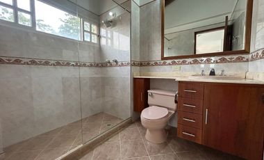 🏡 CASA EN ARRIENDO UBICADA EN ENVIGADO SECTOR BENEDICTINOS