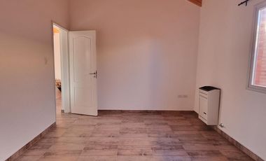 Alquilo Casa 2 Dormitorios - Patio con Parrilla - Barrio Los Castaños - Plottier