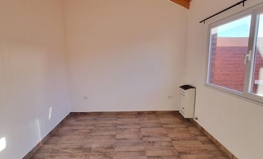 Alquilo Casa 2 Dormitorios - Patio con Parrilla - Barrio Los Castaños - Plottier