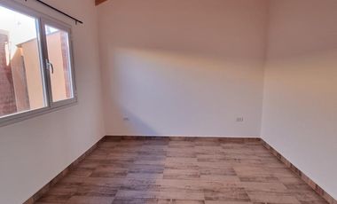 Alquilo Casa 2 Dormitorios - Patio con Parrilla - Barrio Los Castaños - Plottier