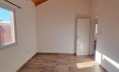 Alquilo Casa 2 Dormitorios - Patio con Parrilla - Barrio Los Castaños - Plottier