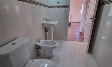 Alquilo Casa 2 Dormitorios - Patio con Parrilla - Barrio Los Castaños - Plottier