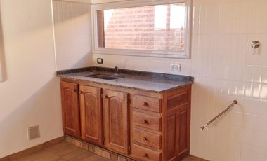 Alquilo Casa 2 Dormitorios - Patio con Parrilla - Barrio Los Castaños - Plottier