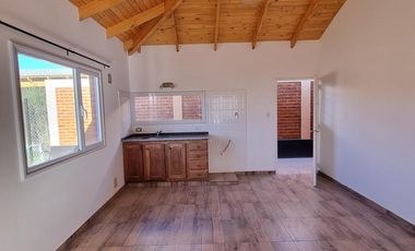 Alquilo Casa 2 Dormitorios - Patio con Parrilla - Barrio Los Castaños - Plottier