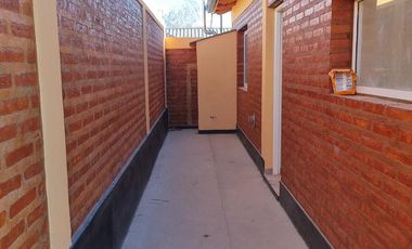 Alquilo Casa 2 Dormitorios - Patio con Parrilla - Barrio Los Castaños - Plottier
