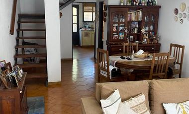 Duplex en Turdera con quincho y cochera!!