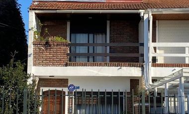 Duplex en Turdera con quincho y cochera!!