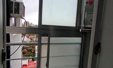 Departamento en Villa Urquiza de 2 ambientes con balcón francés y cocina separada