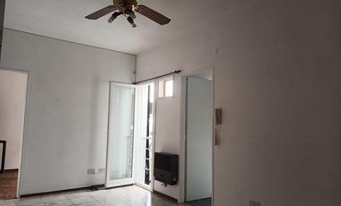Departamento en Villa Urquiza de 2 ambientes con balcón francés y cocina separada