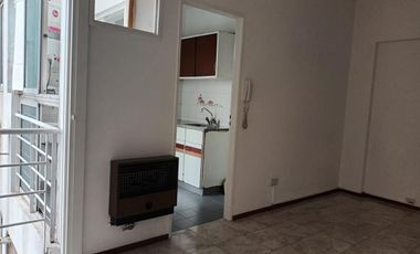 Departamento en Villa Urquiza de 2 ambientes con balcón francés y cocina separada