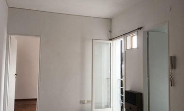 Departamento en Villa Urquiza de 2 ambientes con balcón francés y cocina separada