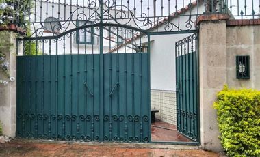 CASA EN RENTA CON EXTRAORDINARIA UBICACION EN LAS LOMAS