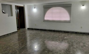 CASA EN RENTA CON EXTRAORDINARIA UBICACION EN LAS LOMAS
