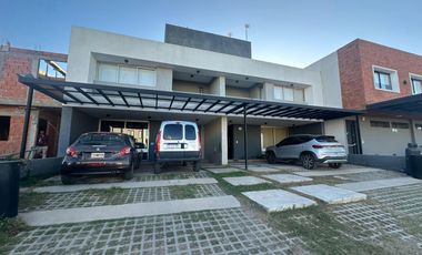 Duplex en venta Terrazas de Manantiales tres dormitorios